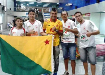 Lateral-direito Marquinhos foi recebido por grupo de torcedores no aeroporto de RB