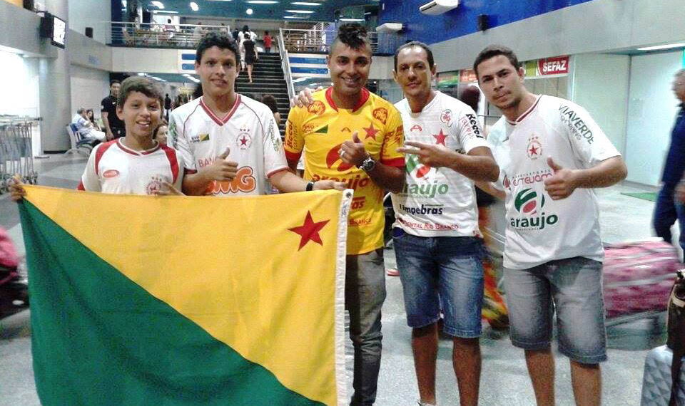 Lateral-direito Marquinhos foi recebido por grupo de torcedores no aeroporto de RB