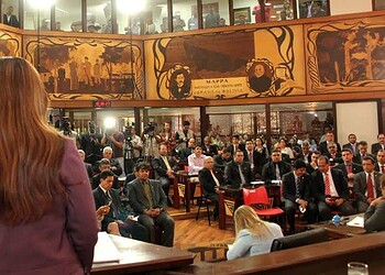 Primeira sessão legislativa na Aleac é marcada por protesto