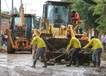 Operação de limpeza já retirou dez mil toneladas de lixo, entulho e lama de 53 bairros da capital