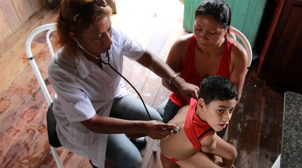 Belkis Hernandez é médica cubana e está atendendo vítimas da alagação voluntariamente