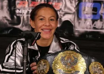 A lutadora peso-pena Cris Cyborg, com o seu cinturão do Invicta, estará em Rio Branco neste mês
