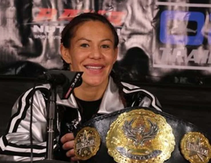 A lutadora peso-pena Cris Cyborg, com o seu cinturão do Invicta, estará em Rio Branco neste mês