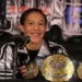 A lutadora peso-pena Cris Cyborg, com o seu cinturão do Invicta, estará em Rio Branco neste mês