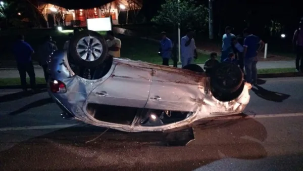 Carro capota no começo da Via Tucumã