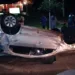 Carro capota no começo da Via Tucumã