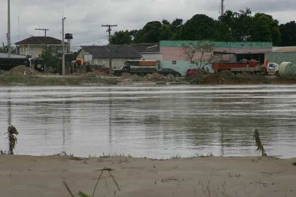 Rio Acre continua subindo e pode ultrapassar os 16 metros; previsão é de mais chuva para a região