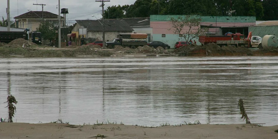 Rio Acre continua subindo e pode ultrapassar os 16 metros; previsão é de mais chuva para a região