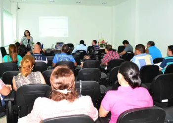 Médicos e enfermeiros são capacitados para trabalhar na prevenção de doenças no pós-alagação