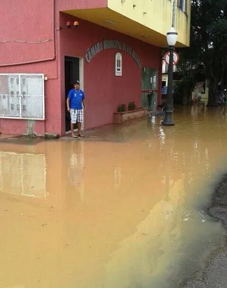 Águas do Rio Acre atingiram o prédio da Câmara