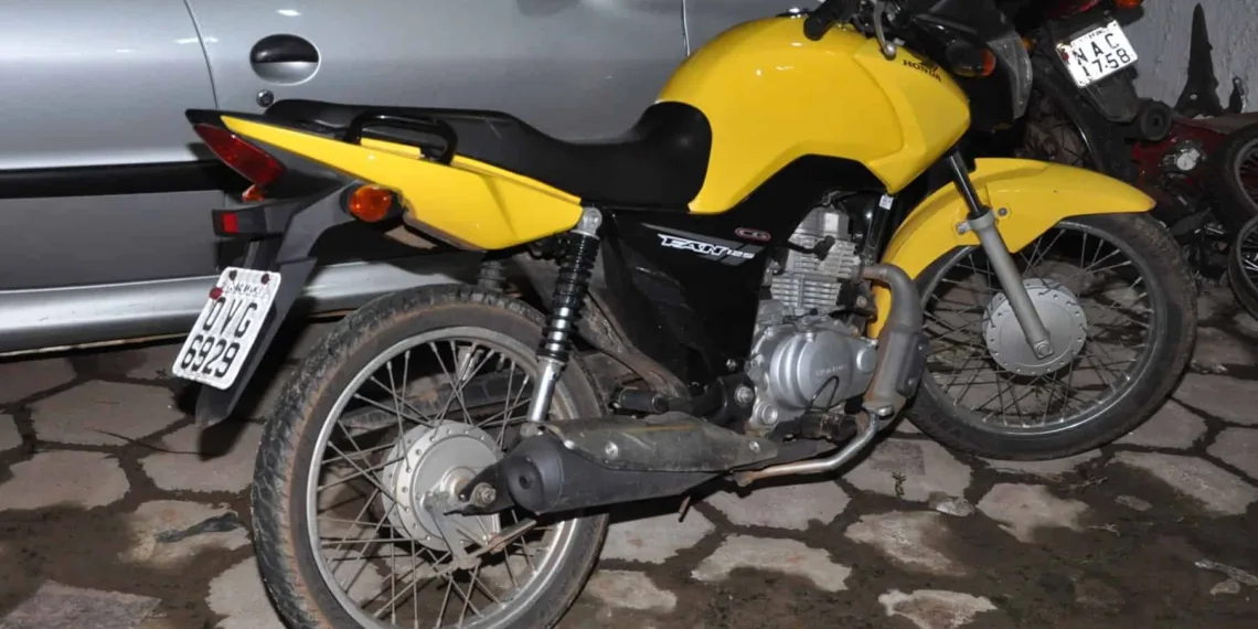 Polícia recupera moto furtada e prende dois homens