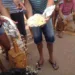 Desabrigados jogam comida fora. (Foto: G1 Acre)