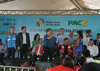 Dilma Rousseff cumpre agenda em Rio Branco e é recepcionada por militância