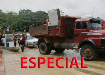 Categoria dos caminhoneiros decidiu ajudar na maior tragédia natural do Acre. (Foto: Odair Leal/ A GAZETA)