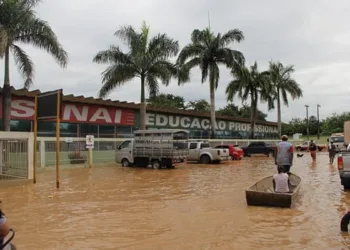 O rio invadiu o prédio do Senai, no Cadeia Velha. (Foto: Ascom)