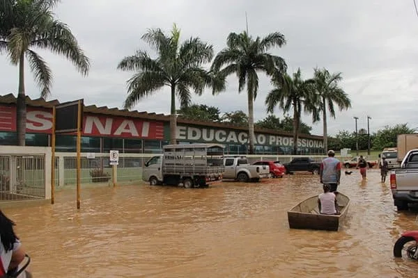 O rio invadiu o prédio do Senai, no Cadeia Velha. (Foto: Ascom)
