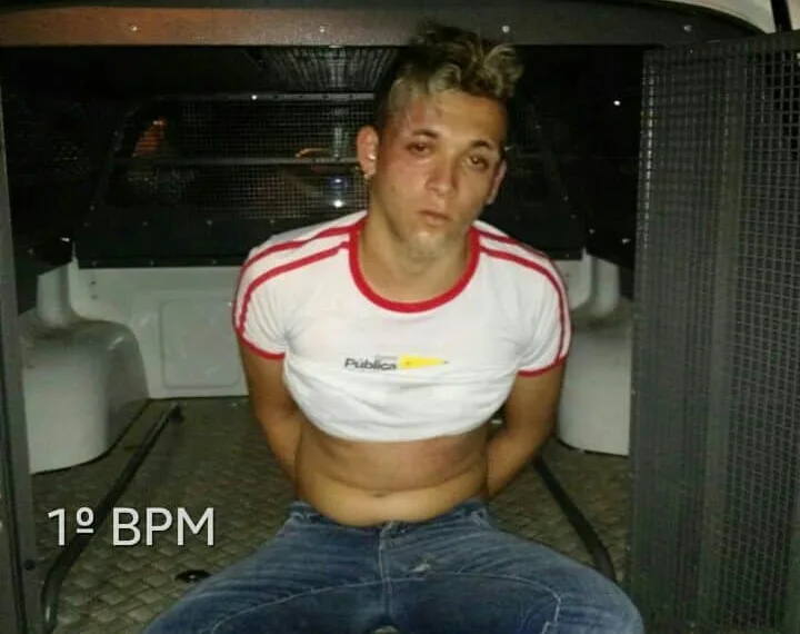 Estudantes são flagrados com drogas em praça em frente ao quartel da PM
