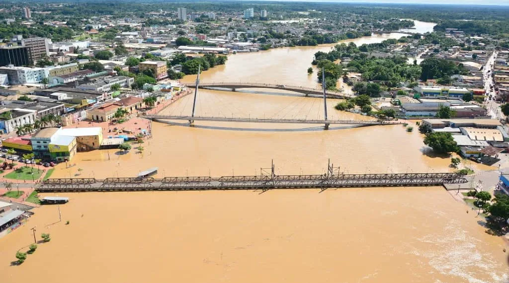 Com três pontes interditadas trânsito fica caótico na capital