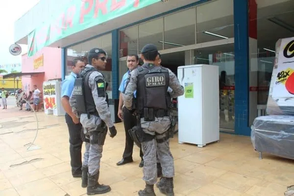 Homens fortemente armados invadem uma loja no centro de Rio Branco