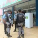 Homens fortemente armados invadem uma loja no centro de Rio Branco