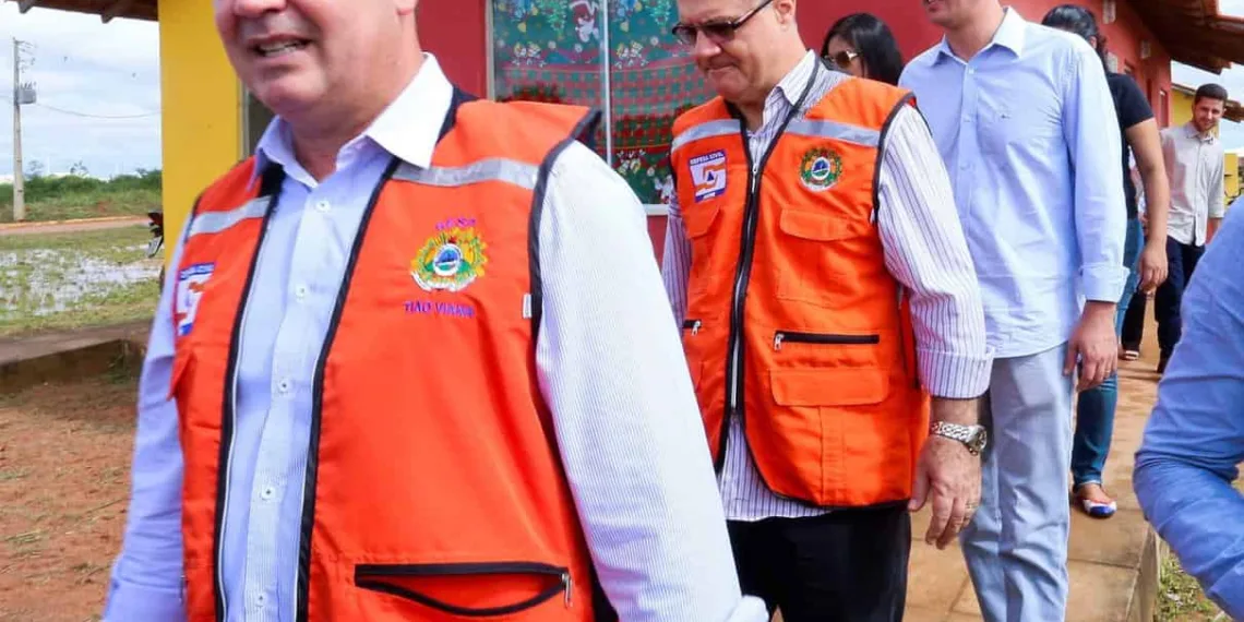 Tião levou Eduardo Gabas pra conhecer a Cidade do Povo