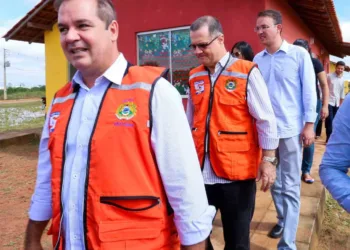 Tião levou Eduardo Gabas pra conhecer a Cidade do Povo