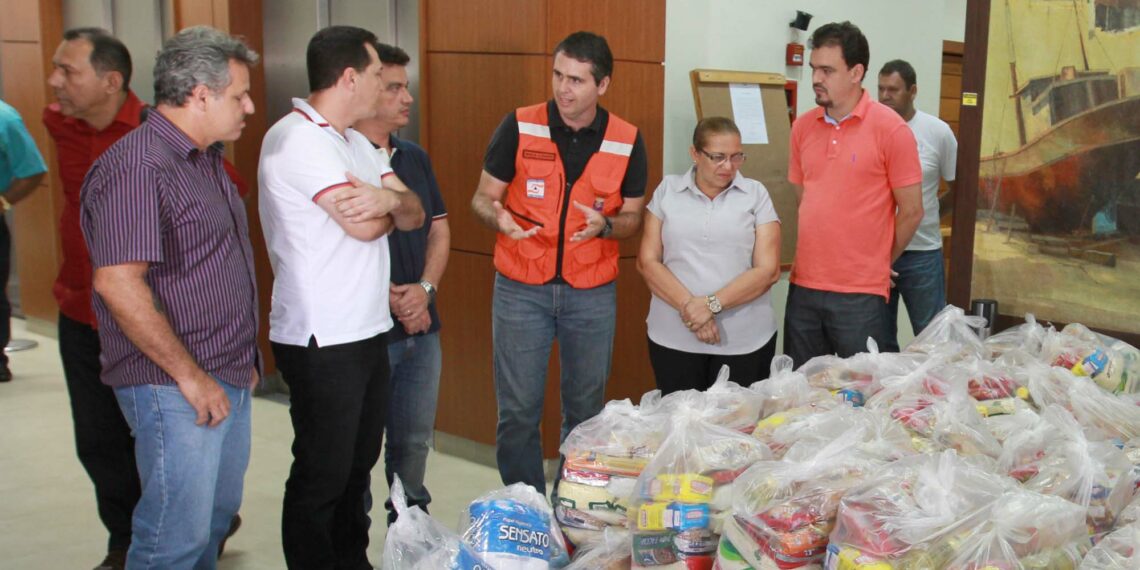 Deputados entregaram alimentos e produtos ao prefeito