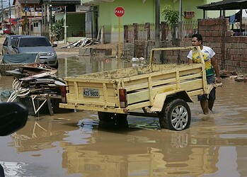 Famílias atingidas pela cheia do Rio Acre começam a voltar para casa