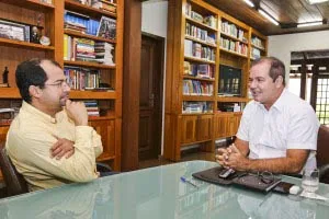 Tião Viana conversou com o cirurgião Rogério Holanda. (Foto: Secom)