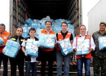 Ministro da Integração Nacional entrega kits humanitários a desabrigados