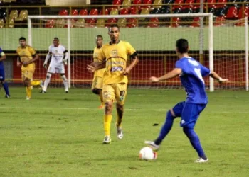Neném (C) fez dois gols na vitória do Galvez em cima do Galo