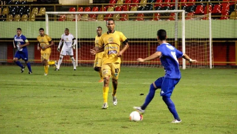 Neném (C) fez dois gols na vitória do Galvez em cima do Galo