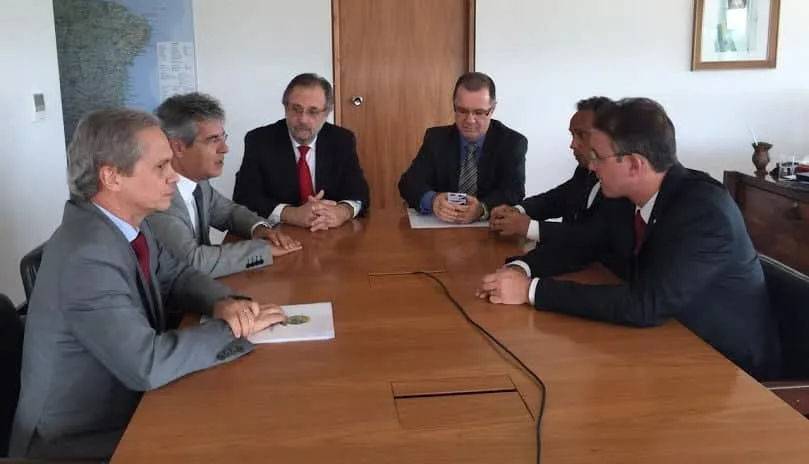 Senador Jorge Viana e deputados federais  em reunião com o ministro Miguel Rossetto