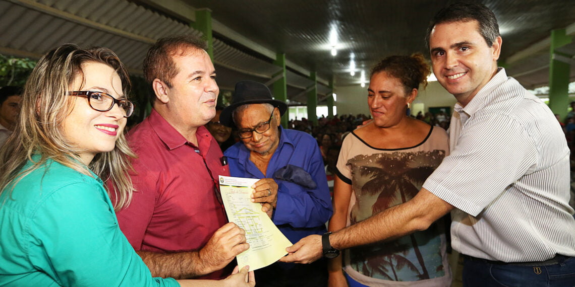 Moradores receberam o documento das maõs de Tião Viana e Marcus Alexandre. (Foto: Secom)