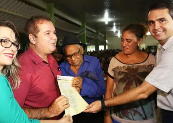 Moradores receberam o documento das maõs de Tião Viana e Marcus Alexandre. (Foto: Secom)