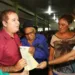 Moradores receberam o documento das maõs de Tião Viana e Marcus Alexandre. (Foto: Secom)