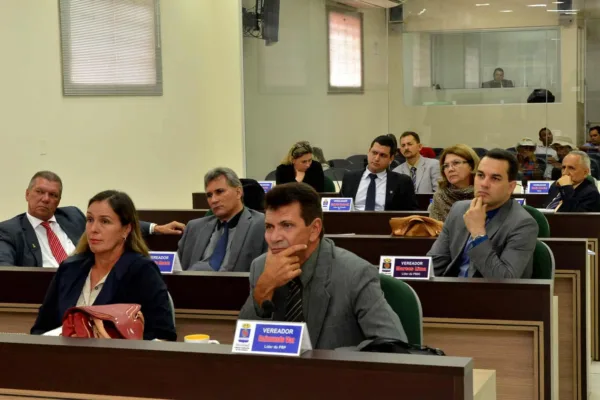 Vereadores realizam sessão extraordinária para votar projeto que congela preço da passagem de ônibus