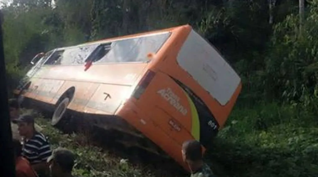 Ônibus com destino a Rio Branco sai da pista e tomba na BR 364