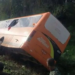 Ônibus com destino a Rio Branco sai da pista e tomba na BR 364