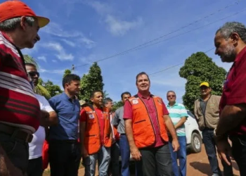 Tião Viana leva apoio a Porto Acre, também afetada pela enchente