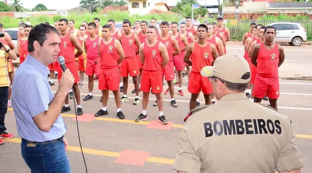 Prefeito Marcus Alexandre agradece parceria com Corpo de Bombeiros durante a alagação