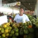 Agricultora Luciene Gomes produz pé de moleque, rapadura, açúcar mascavo e mel de cana. (Foto: Secom)