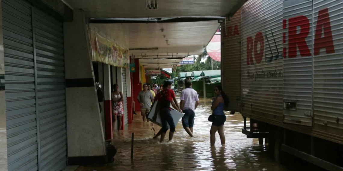 Aproximadamente 600 comerciantes tiveram problemas com cheia do rio, segundo Fecomercio