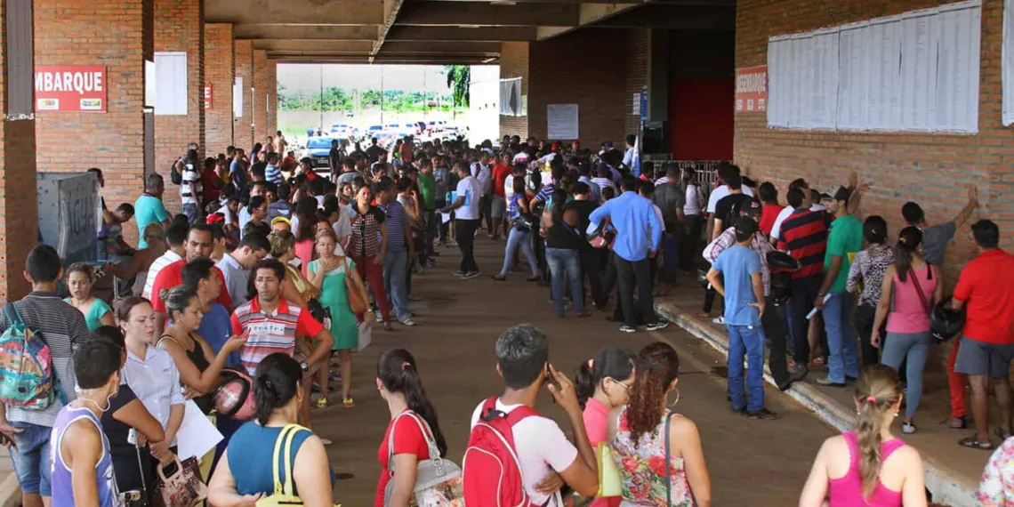 Grandes filas marcam mais um dia de solicitação do FGTS no Arena da Floresta