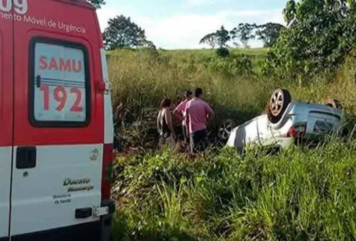 Carro Ford KA transportava cinco pessoas, entre elas um idoso
