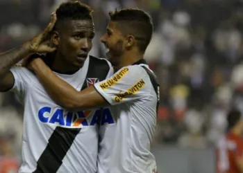 Thalles (à esquerda) comemora gol da virada do Vasco; atacante marcou 2 vezes. (Foto: Marcello Dias/Futura Press)