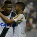 Thalles (à esquerda) comemora gol da virada do Vasco; atacante marcou 2 vezes. (Foto: Marcello Dias/Futura Press)