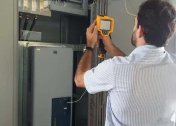 Engenheiro Sebastião Fonseca testa equipamentos. (Foto: Cedida)