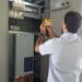 Engenheiro Sebastião Fonseca testa equipamentos. (Foto: Cedida)