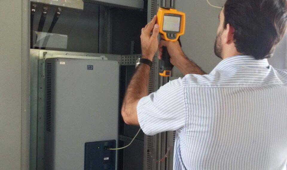 Engenheiro Sebastião Fonseca testa equipamentos. (Foto: Cedida)